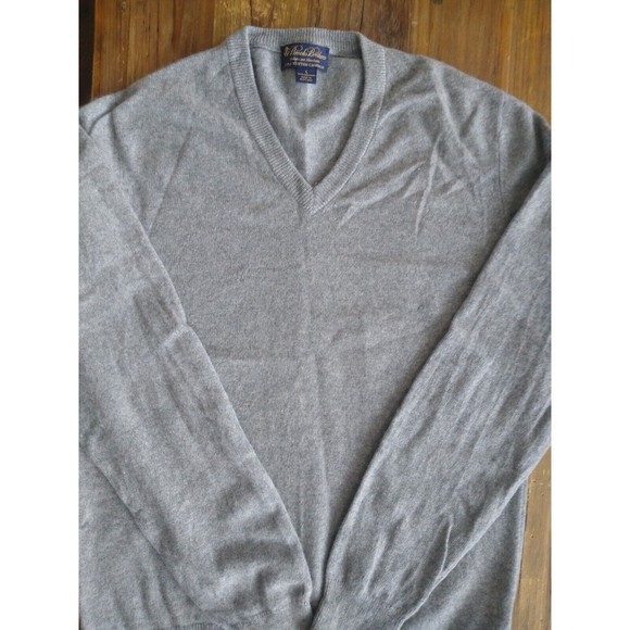 Brooks Brothers Men's Size Large Gray 3-Ply Scottish Cashmere V Neck Sweater - Picture 1 of 6